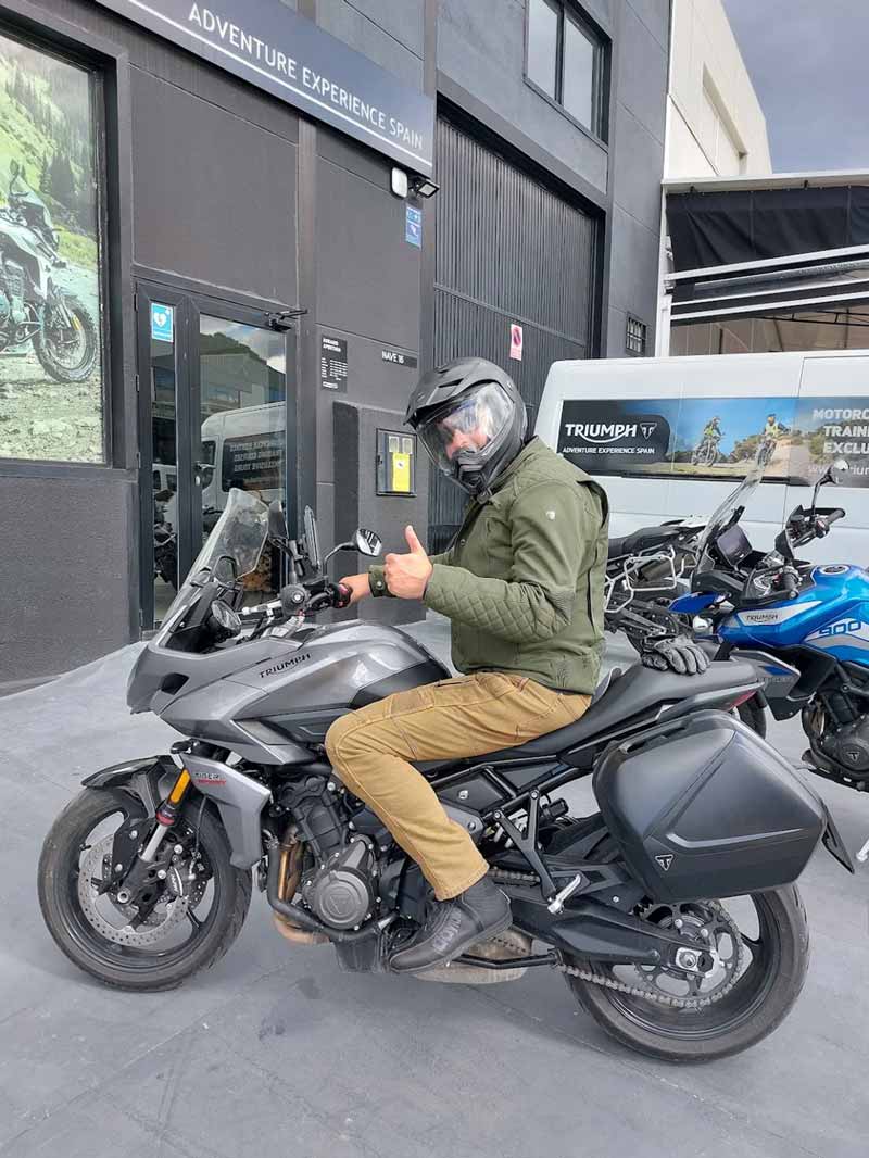Olaf G con su Triumph de alquiler