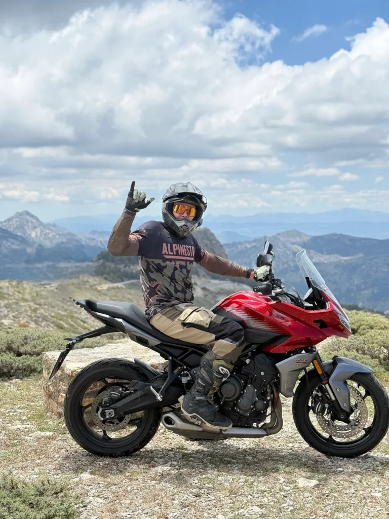 George Salter con su Triumph de alquiler