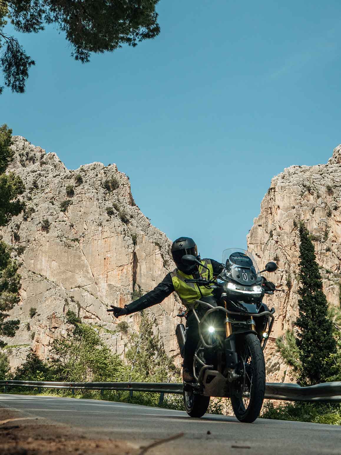Ruta autoguiada en moto por Andalucía 7 días — Triumph Tiger en carretera de montaña
