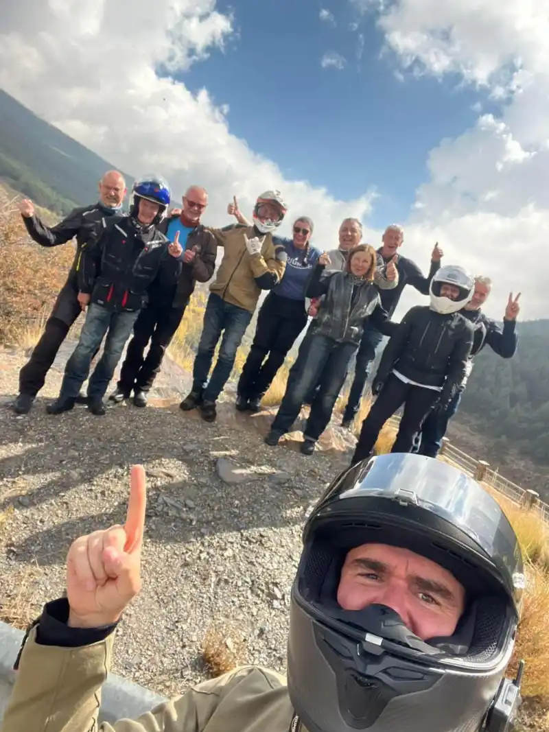 Gruppe von Triumph-Fahrern auf Tour durch Andalusien