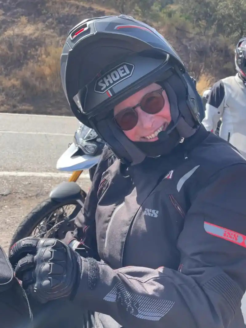 Motorradfahrerin auf geführter Tour durch Andalusien