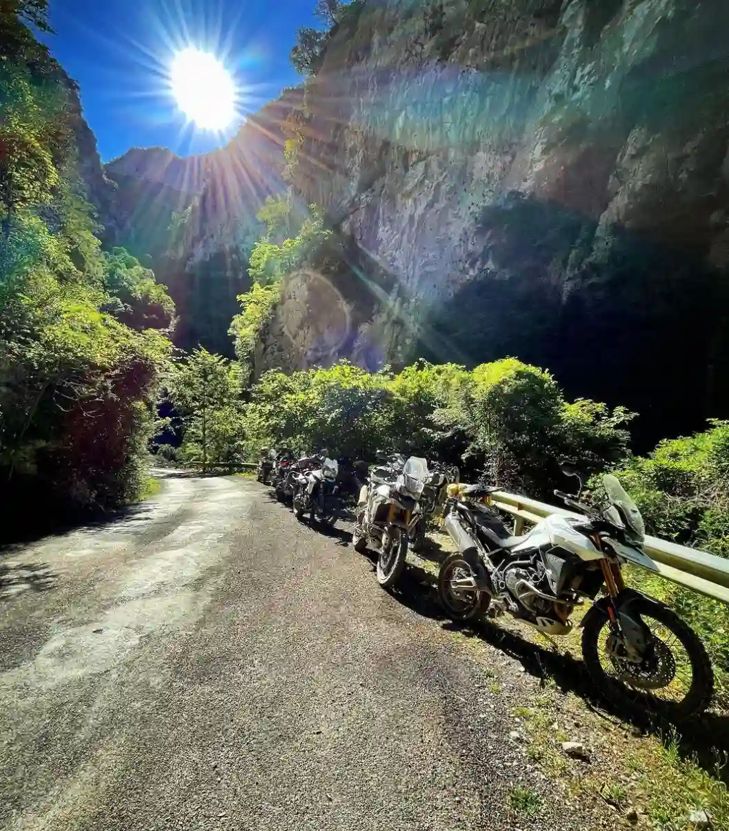 Gebirgspass in den Pyrenäen — Triumph Adventure Spain Transpyrenean Tour