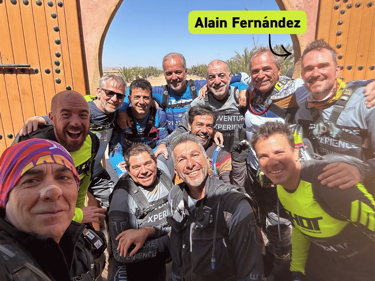 Alain Fern&aacute;ndez con pilotos en un tour por Marruecos